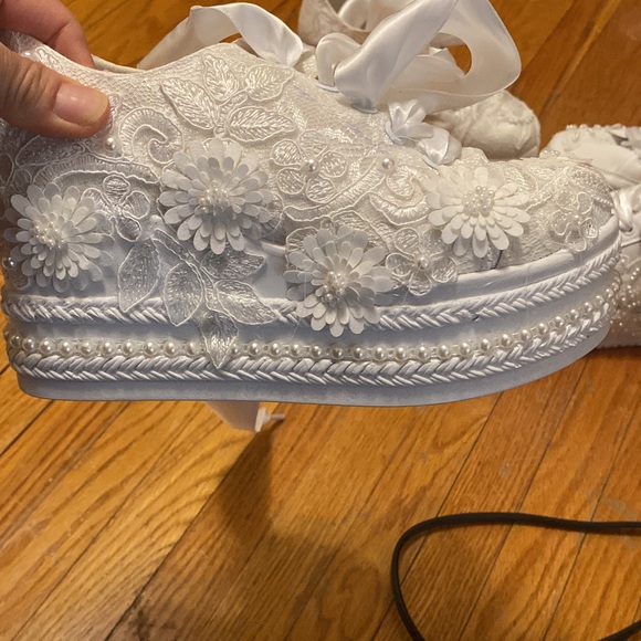 Simple - Classy - Wedding dress - light weight- Size 6 - Dry-cleaned - Picture 7 of 10